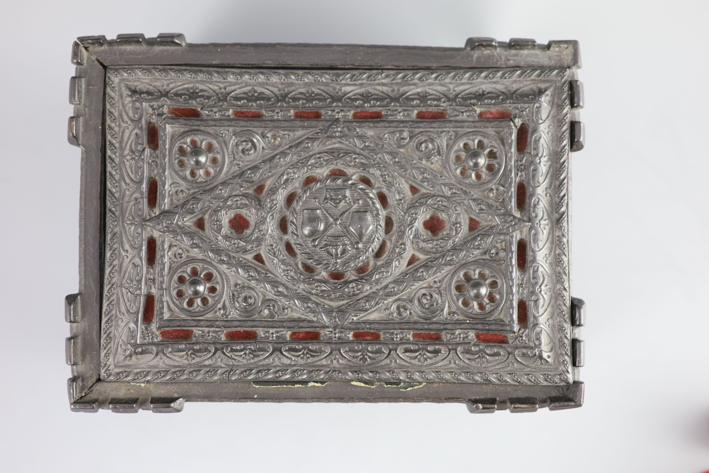 A Jaques of London red and white ivory 3 1/2